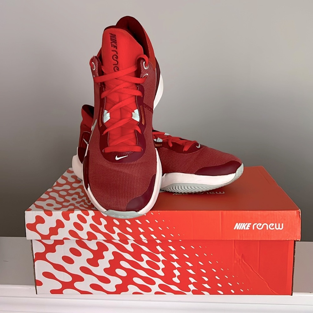 Men’s Size 11.5 (Gently Worn) Basketball Sneakers!